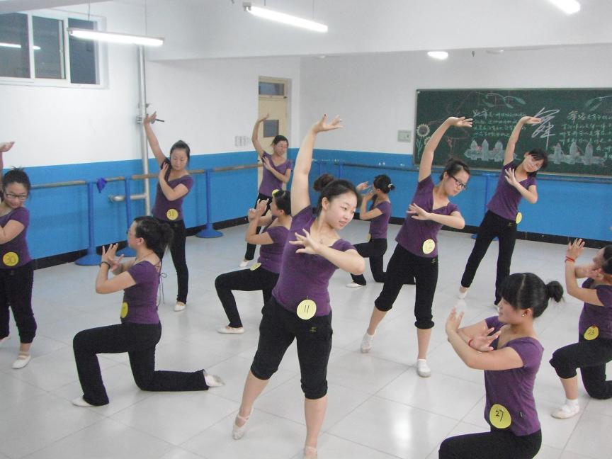 学前教育专业学生练习舞蹈